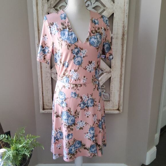 Wayf Dresses & Skirts - Wayf Women's Short Sleeve Midi Dress with Elastic Waist V-Neck Soft Peach Floral
